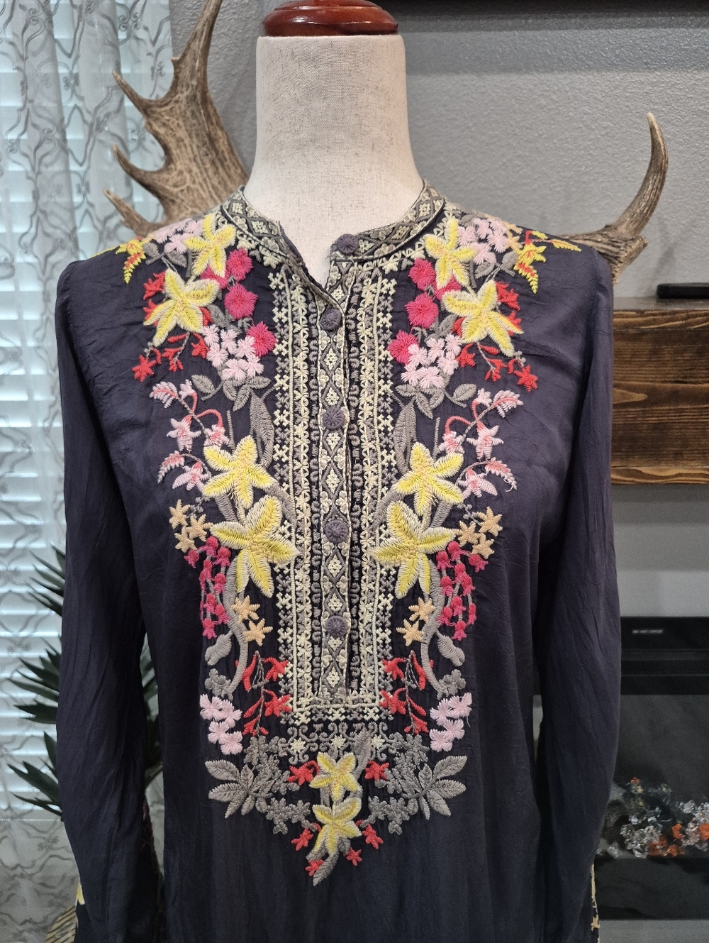 Johnny Was Embroidered Floral Tunic in Dark Navy Size XS - Picture 6 of 8